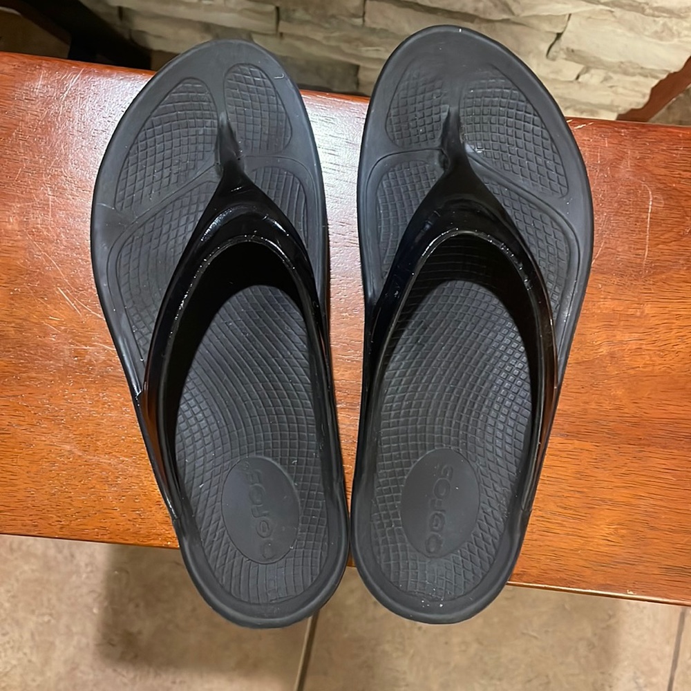 OOFOS sandals size 8 womens